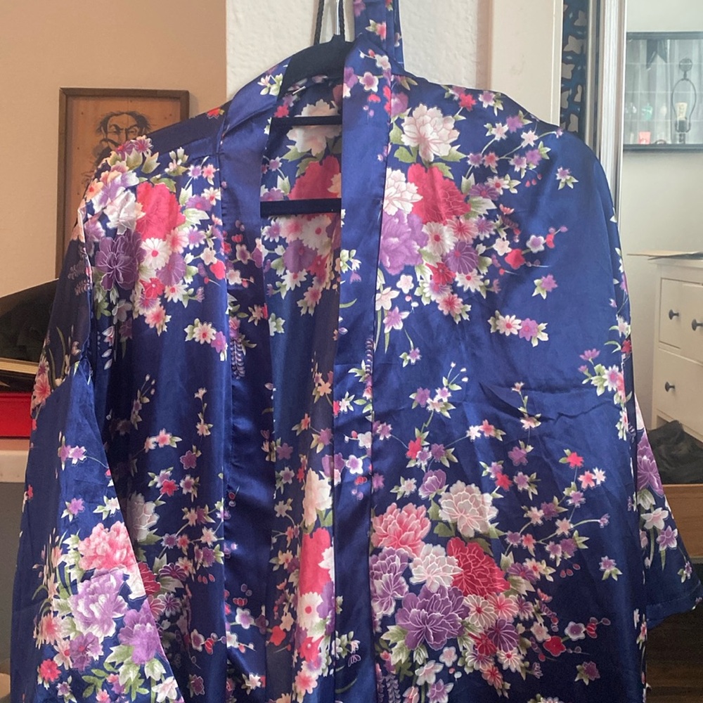 Satin robe with tie